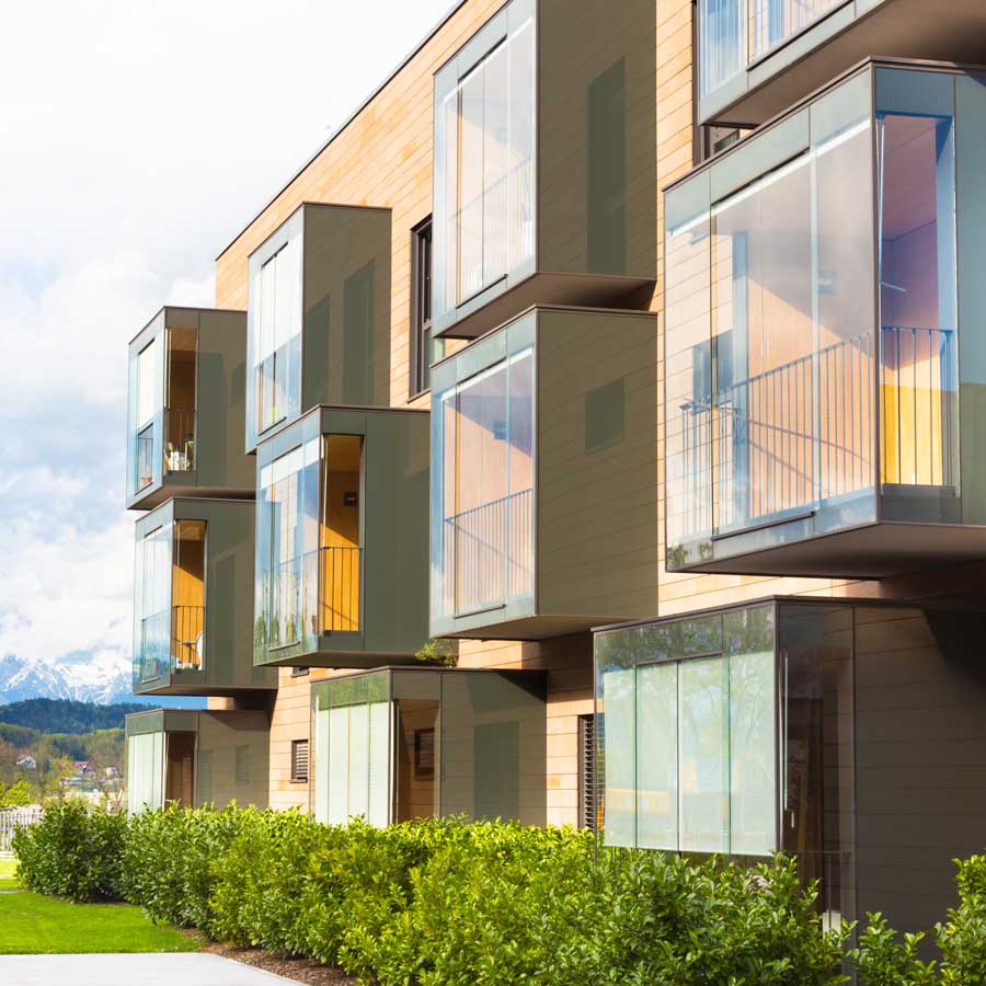 Edificio residencial con ventanales