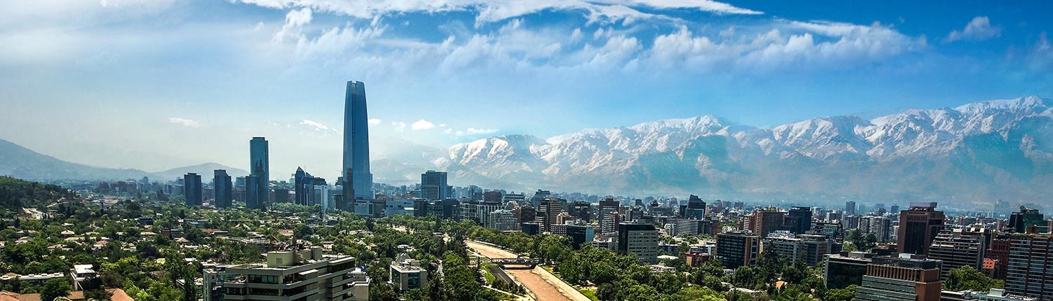 Vista de Santiago con la cordillera de los Andes